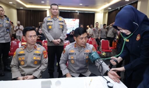 Perkuat Sinergi Positif, Jajaran Pimpinan Polda Sumsel dan Puluhan Jurnalis Donorkan Darah di Gedung Presisi Perkuat Sinergi Positif, Jajaran Pimpinan Polda Sumsel dan Puluhan Jurnalis Donorkan Darah di Gedung Presisi