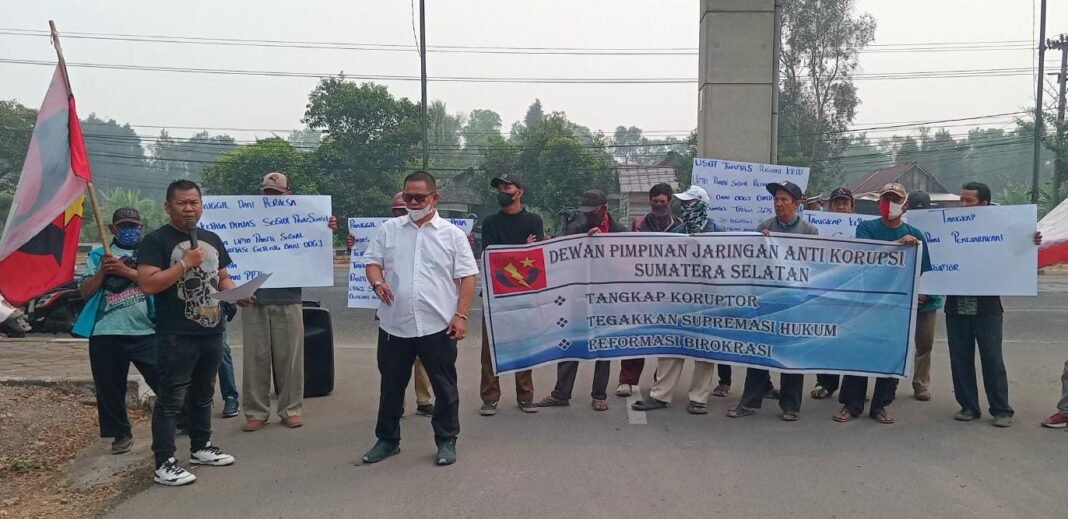 Aksi Damai di Kejati Sumsel, JAKOR Bongkar Dugaan Penyimpangan 24 Kegiatan Panti Sosial Aksi Damai di Kejati Sumsel, JAKOR Bongkar Dugaan Penyimpangan 24 Kegiatan Panti Sosial