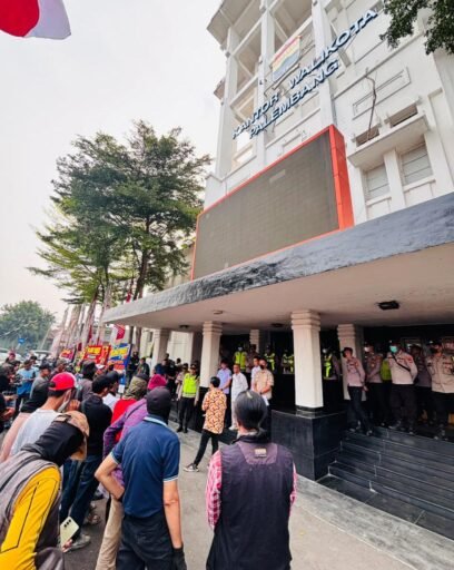 CACA Sumsel Gelar Aksi Damai di Kantor Wali Kota, Soroti Kelolosan Kandidat Kadis Damkar Palembang CACA Sumsel Gelar Aksi Damai di Kantor Wali Kota, Soroti Kelolosan Kandidat Kadis Damkar Palembang